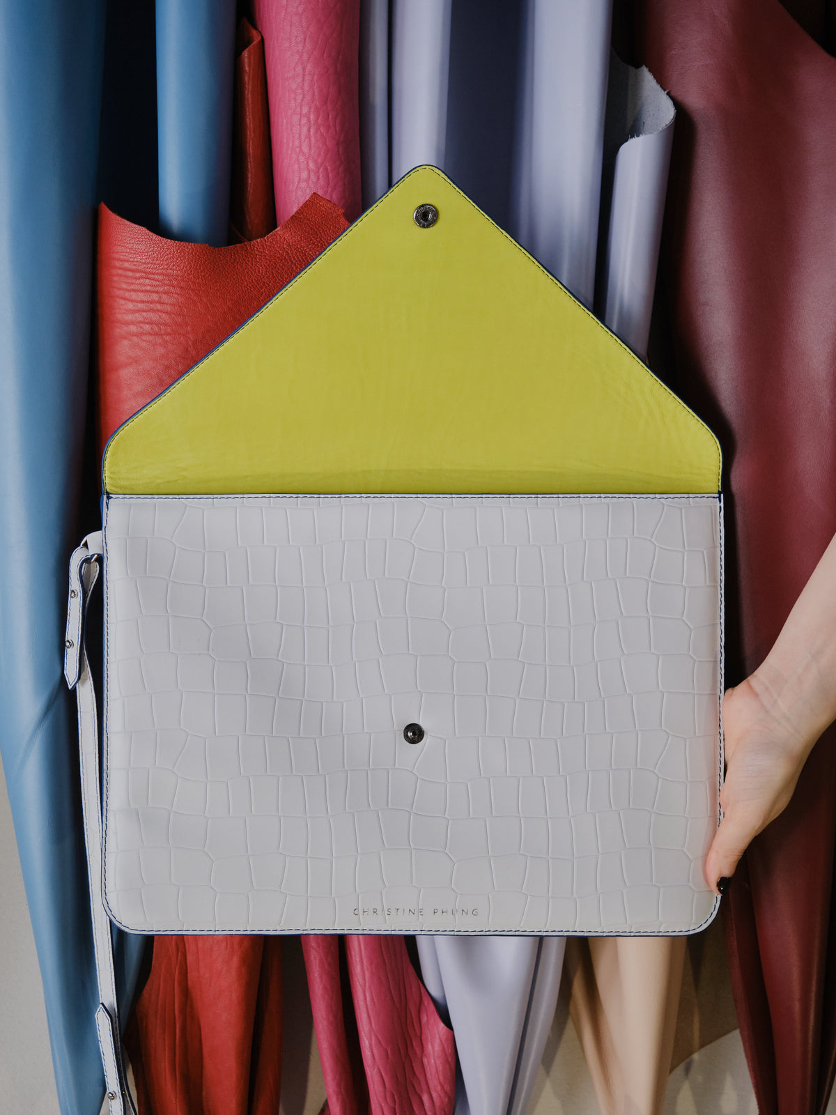 Enveloppe L Blanc Croco 16 pouces – Housse Ordinateur en Cuir Upcyclé