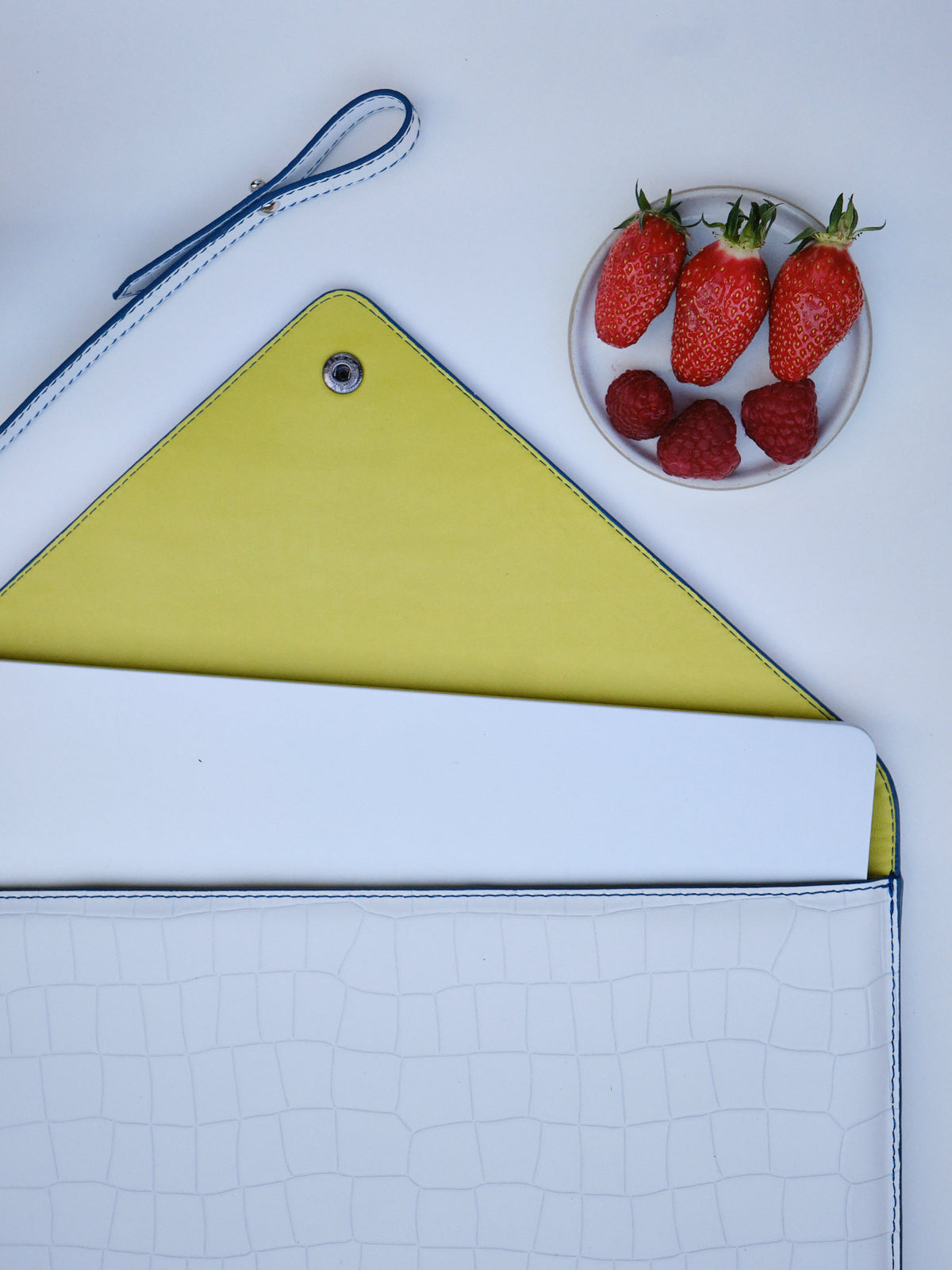 Enveloppe L Blanc Croco 16 pouces – Housse Ordinateur en Cuir Upcyclé