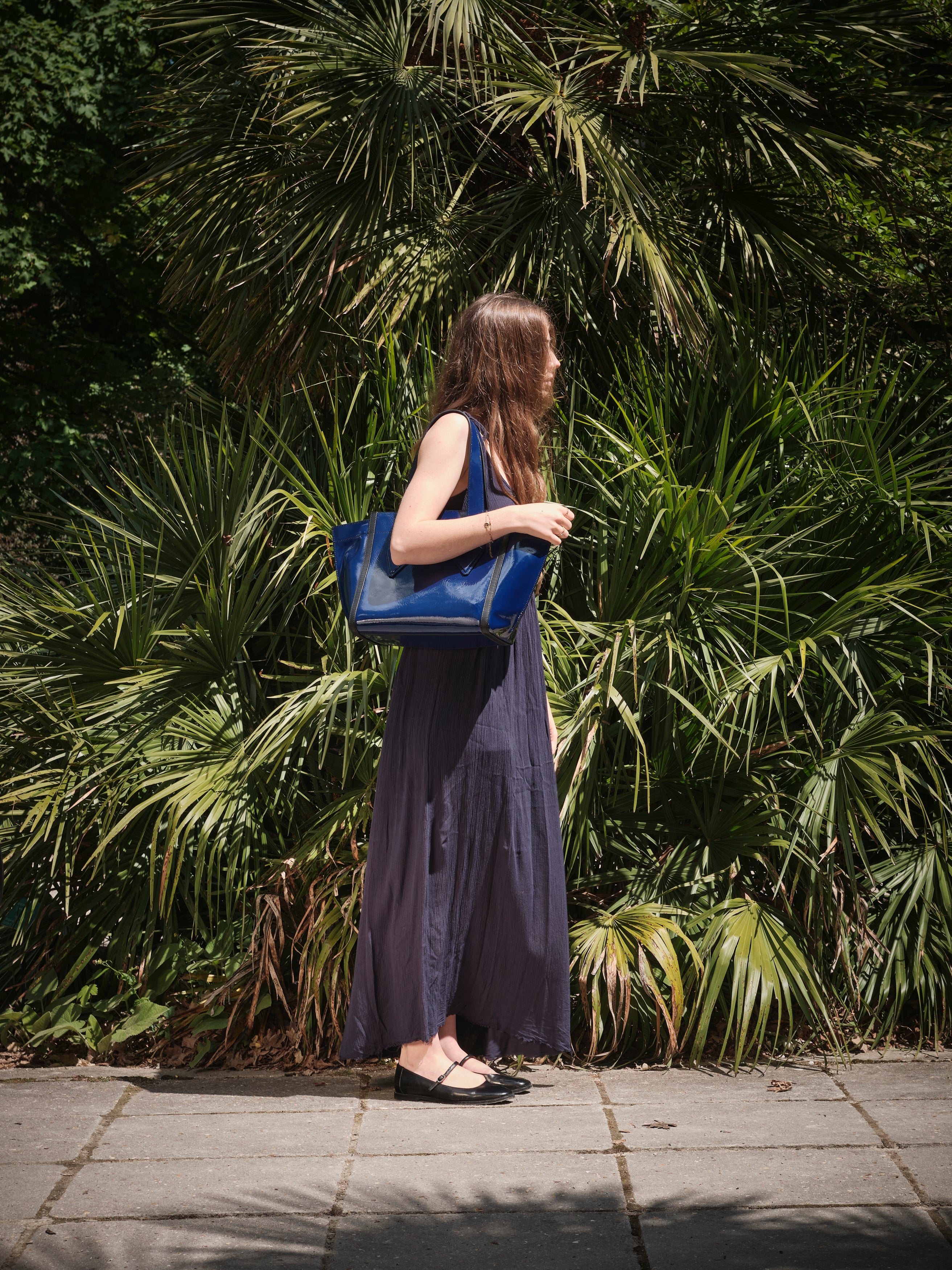 M tote bag in electric blue leather