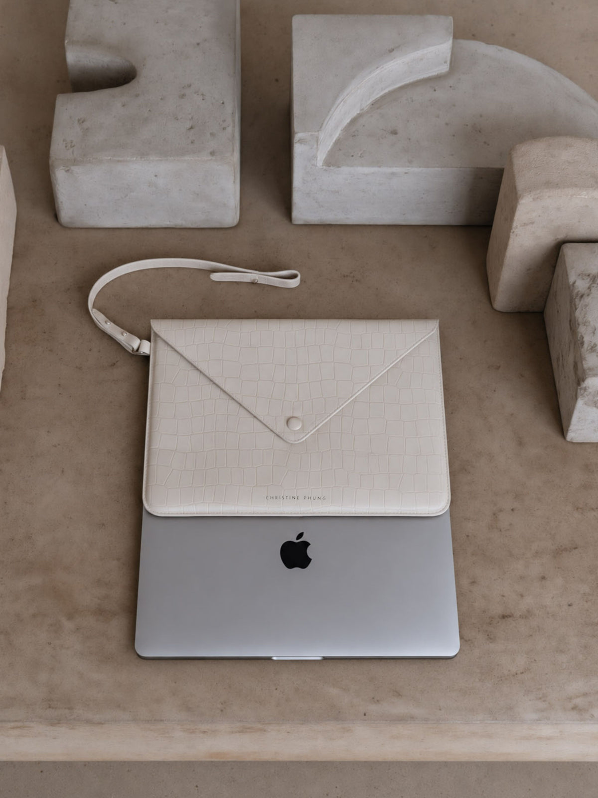 Enveloppe L Blanc Croco 16 pouces – Housse Ordinateur en Cuir Upcyclé